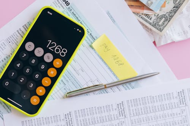 Main branchant un câble sur une borne de recharge Switch